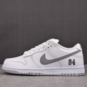 【S2】나이키 x 슈프림 SB 덩크 로우 94 화이트 메탈릭 실버 HQ8487-100
