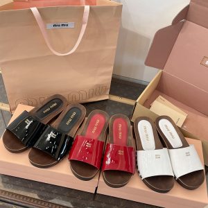 미우미우 로고 스터드 페이턴트 레더 샌들