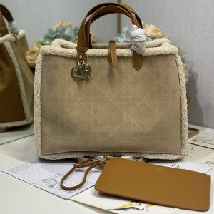 디올 뚜주흐 백 라지 시어링 카멜 스웨이드