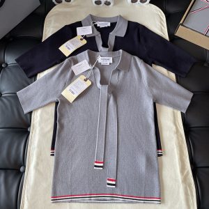톰브라운 울 실크 립 스트라이프 넥 타이 숏 슬리브 폴로 니트